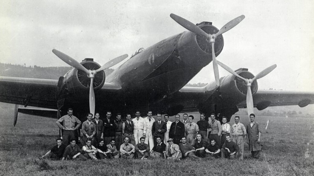 Equipo de Piaggio frente a uno de sus aviones antes de pérdida de relevancia de marca